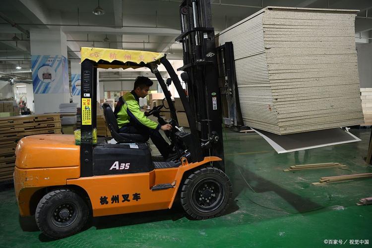 工厂建筑工地叉车进场验收图片叉车叉设备搬运图片物流仓库设备图片